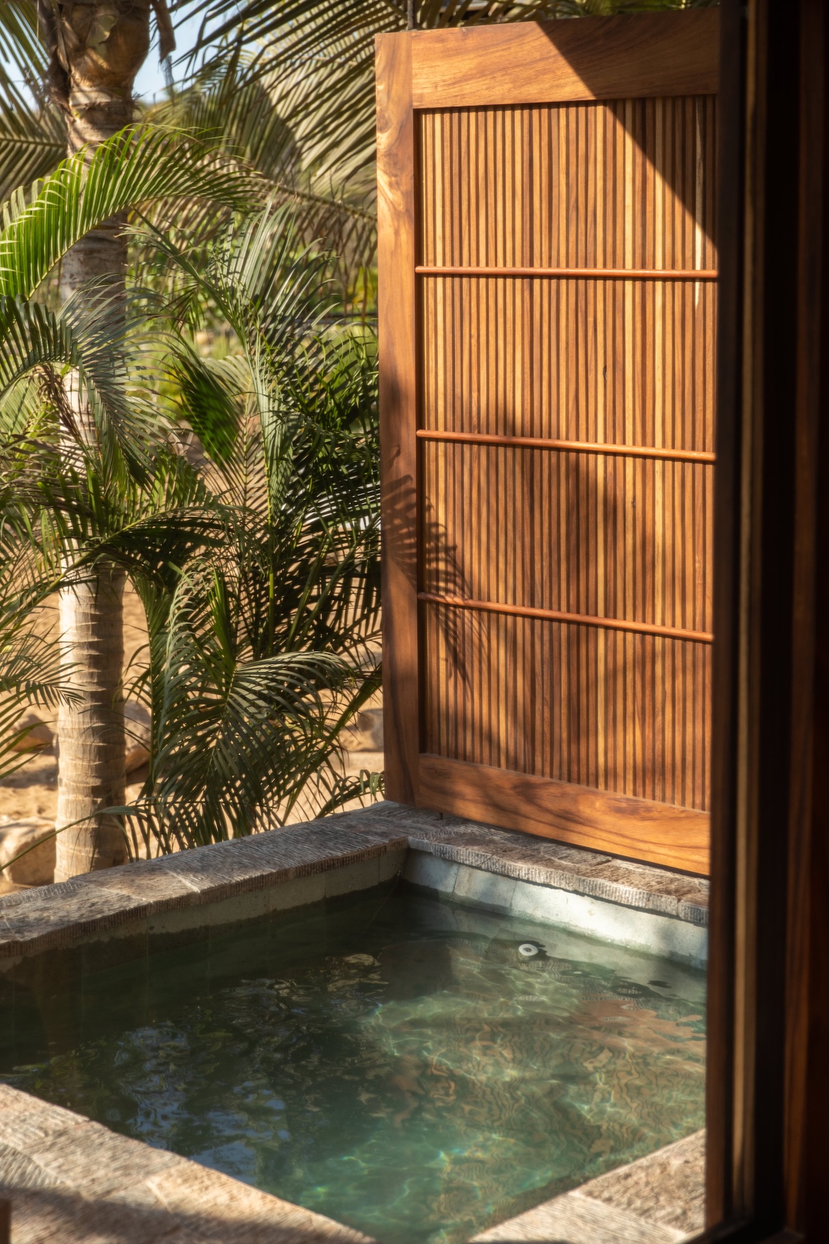 Deluxe Hideaway 4
